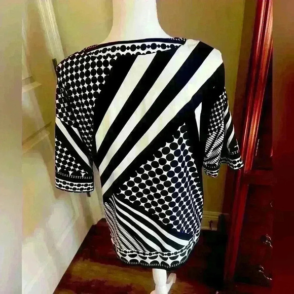 Liz Claiborne small (oversized) blouse. NWOT. Excellent condition. Wrinkle free - Picture 5 of 10